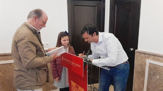 Óscar Jiménez publica su primer poemario, 'Noviembre en si bemol'