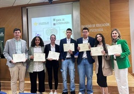 Los estudiantes galardonados entre el profesor de Economía y la directora del instituto