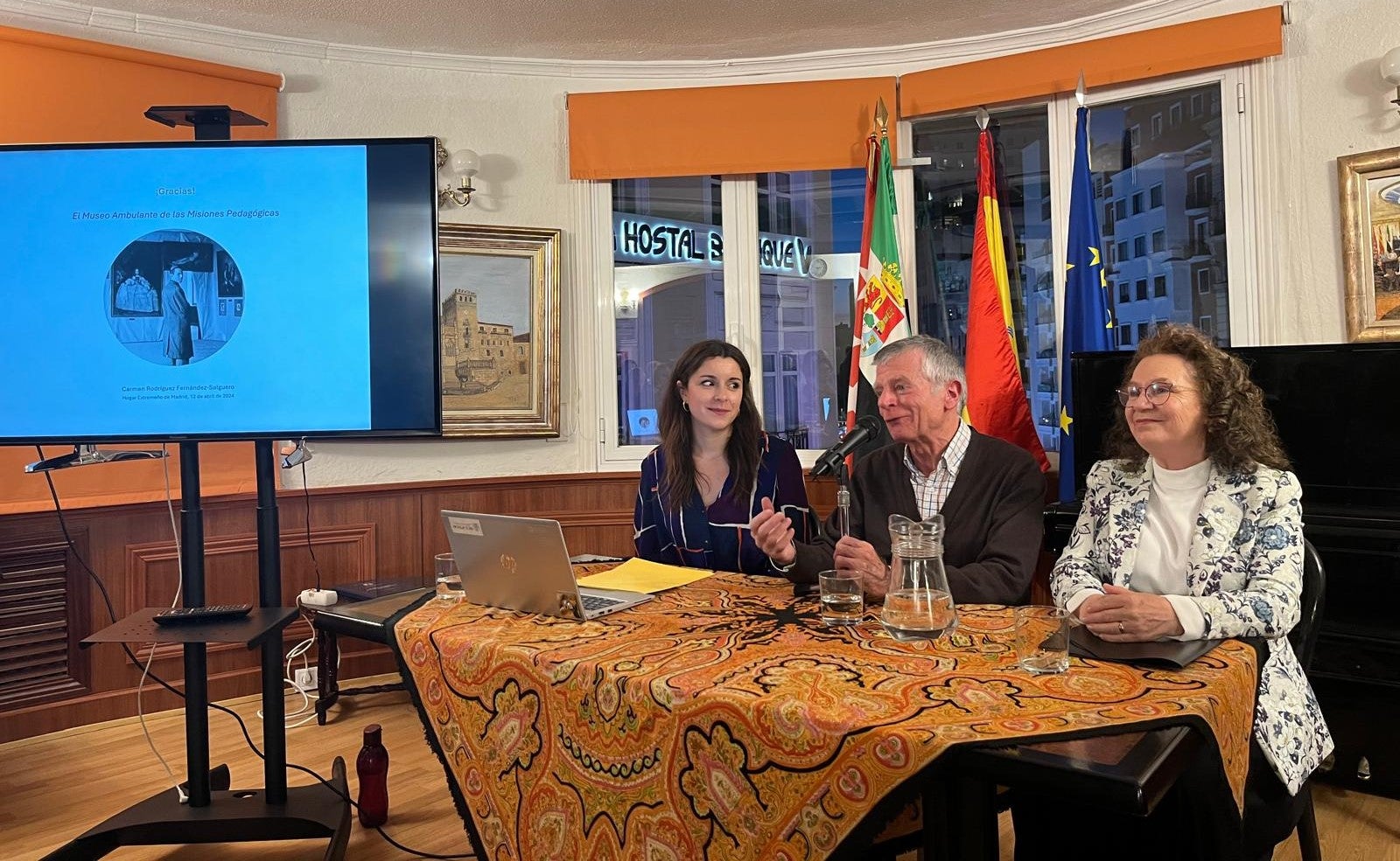 Jacinto Gil y Pilar Rubio acompañaron en la mesa a la joven historiadora.