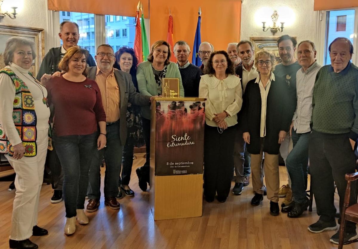 Foto de familia tras la lectura de El Quijote en el Hogar Extremeño