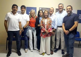 Elena Nevado con dirigentes del PP en la sede local