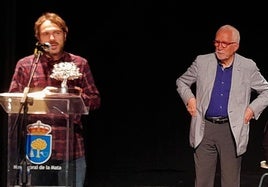 El ganador de la edición anterior junto al presidente del jurado