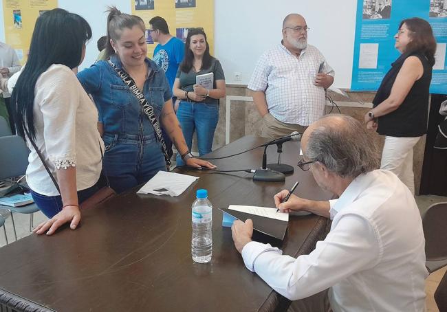 Firma de ejemplares tras presentar el libro