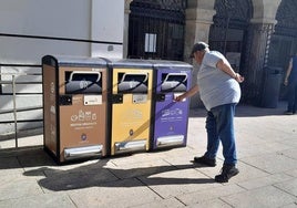 Contenedores instalados a las puertas del Ayuntamiento de modo experimental