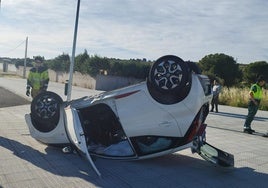 Así ha quedado el vehículo accidentado tras dar vueltas de campana
