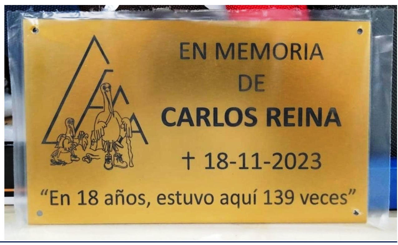 Placa en homenaje a Carlos Reina