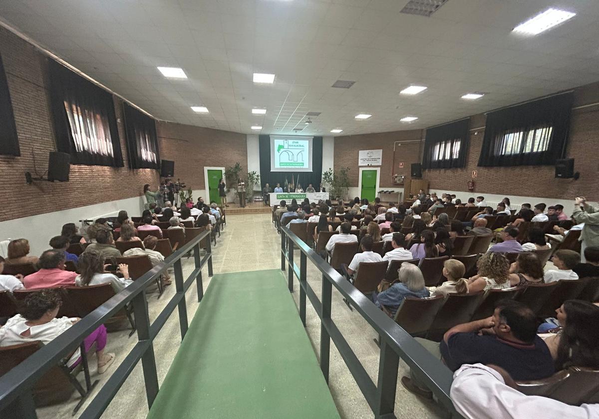 La consejera anima a los jóvenes a estudiar en los centros de formación del medio rural para contribuir al relevo generacional