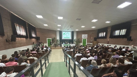 La consejera anima a los jóvenes a estudiar en los centros de formación del medio rural para contribuir al relevo generacional