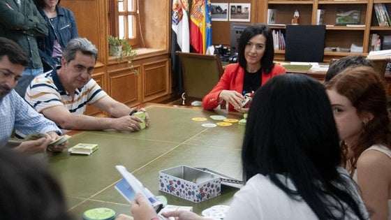 Un juego de cartas permite aprender sobre la Reserva de la Biosfera de Monfragüe