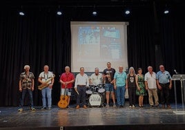 Ricardo Cano, en el centro de azul, rodeado de amigos en el escenario