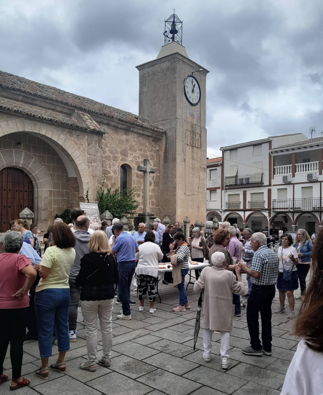 Aperitivo en la plaza, a los pies de la torre
