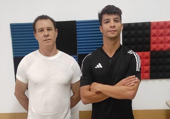 Óliver Torres con su padre en Navalmoral días antes de volar a México