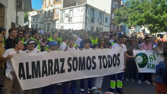Trabajadores de la central y activistas de No al Muro esperan a Pedro Sánchez