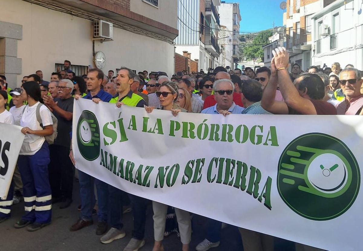 Trabajadores de Almaraz con representantes de varios ayuntamientos de la zona