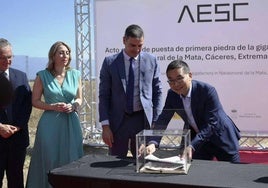 Urna que hace las veces de primera piedra de la gigafactoría