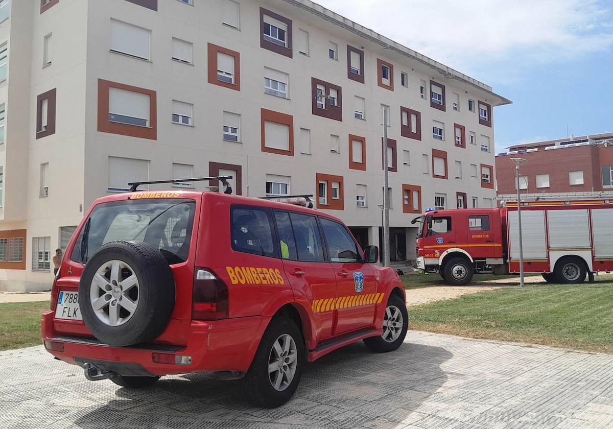 Amplio despliegue de policías y bomberos en torno al edificio ocupado por un incendio