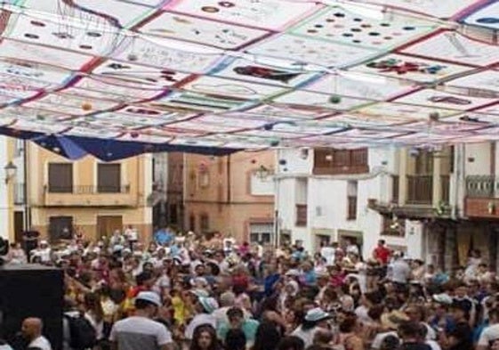 Ambiente festivo en las calles de Talaveruela de la Vera