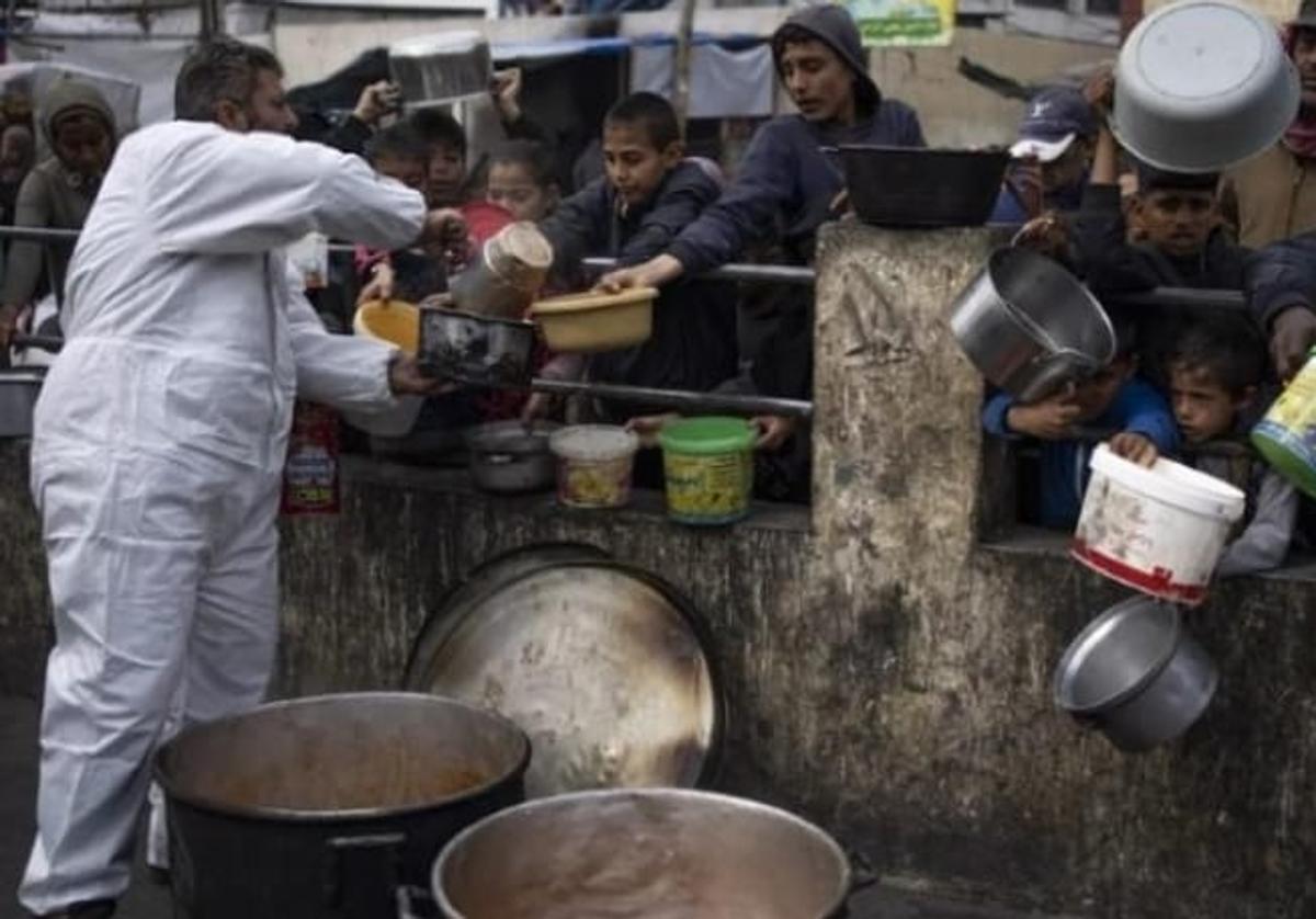 Sobrecogedora imagen de un reparto de alimentos en Gaza