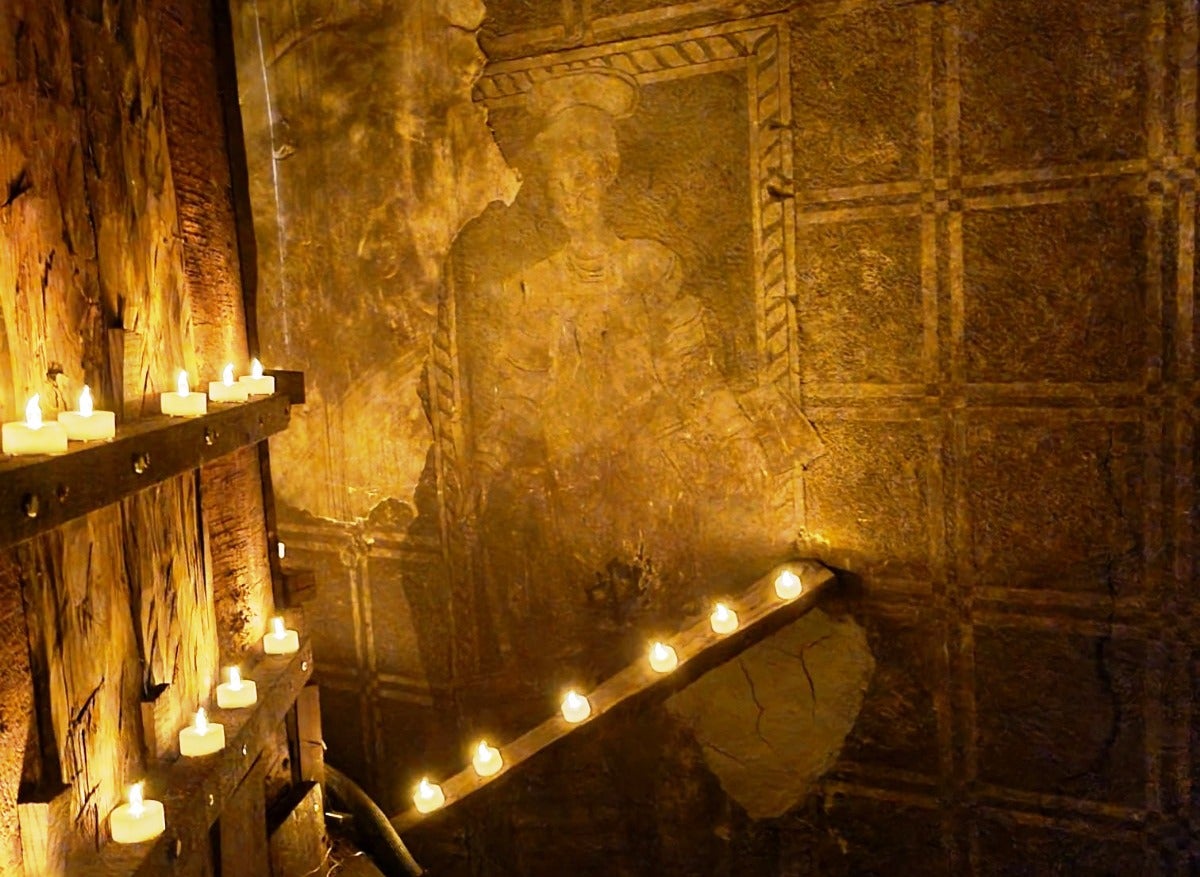 Imagen del retablo esgrafiado a la luz de las 'velas'