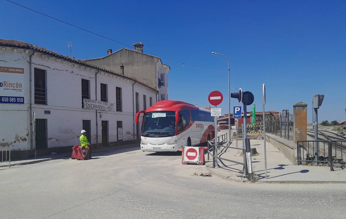 La estación de autobuses se encuentra 'cercada' entre la vía y las obras