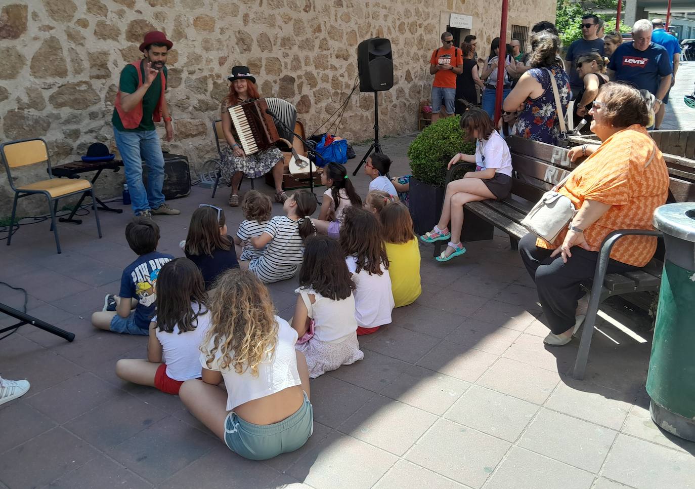 Julito en pleno cuentacuentos en la última Calle Teatronal