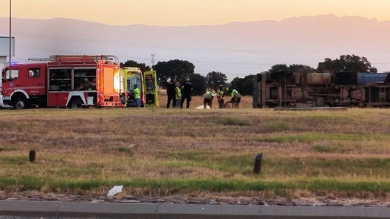 Vuelca un camión bañera en Expacionavalmoral