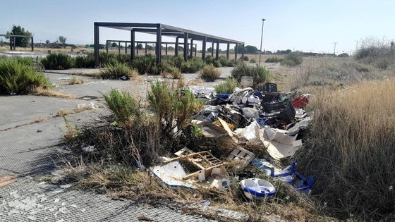 Vuelve la basura a Los Viñazos a la espera de las 120 viviendas anunciadas