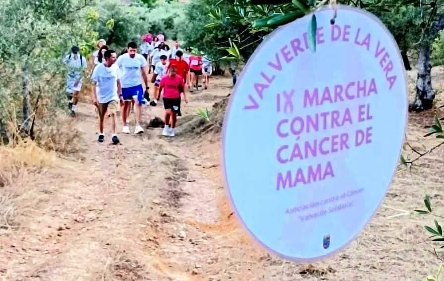 Valverde de la Vera marcha contra el cáncer de mama