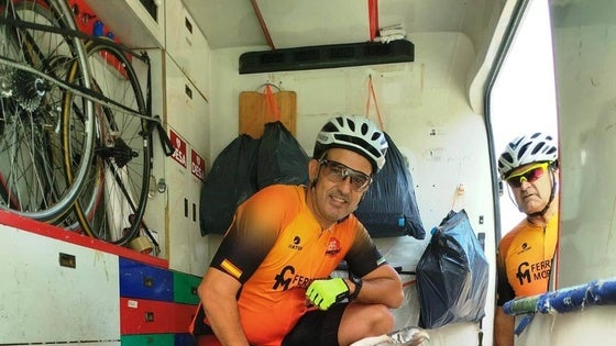 Amigos de la Bici socorren a un buitre posado en tierra agotado y desorientado
