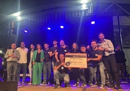 Los ganadores tras recibir el premio