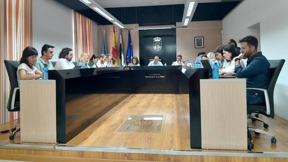 El alcalde reconoce «no prepararse los plenos», según Liberales y Moralos