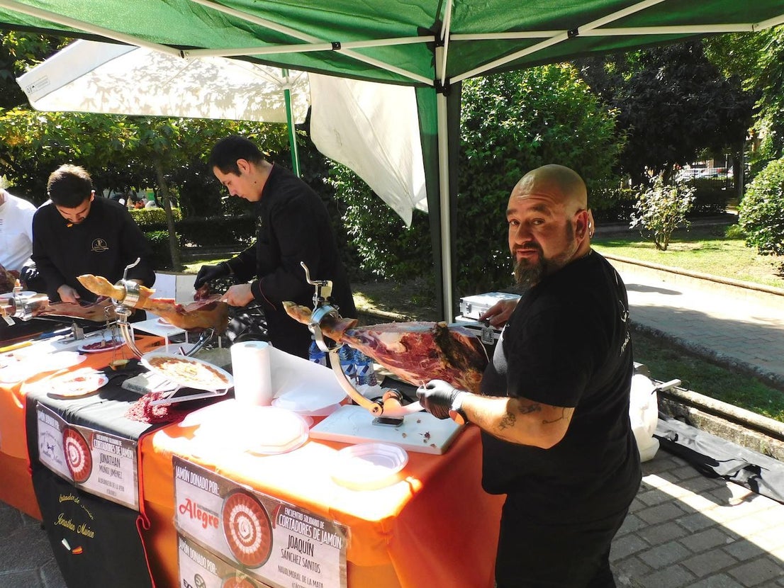 Gran acogida del encuentro de cortadores de jamón solidario