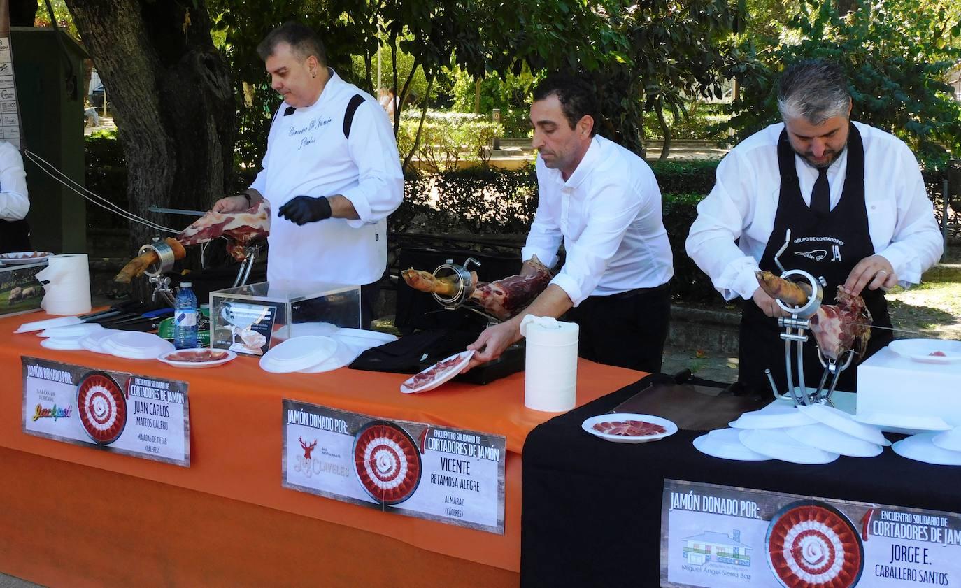 Gran acogida del encuentro de cortadores de jamón solidario