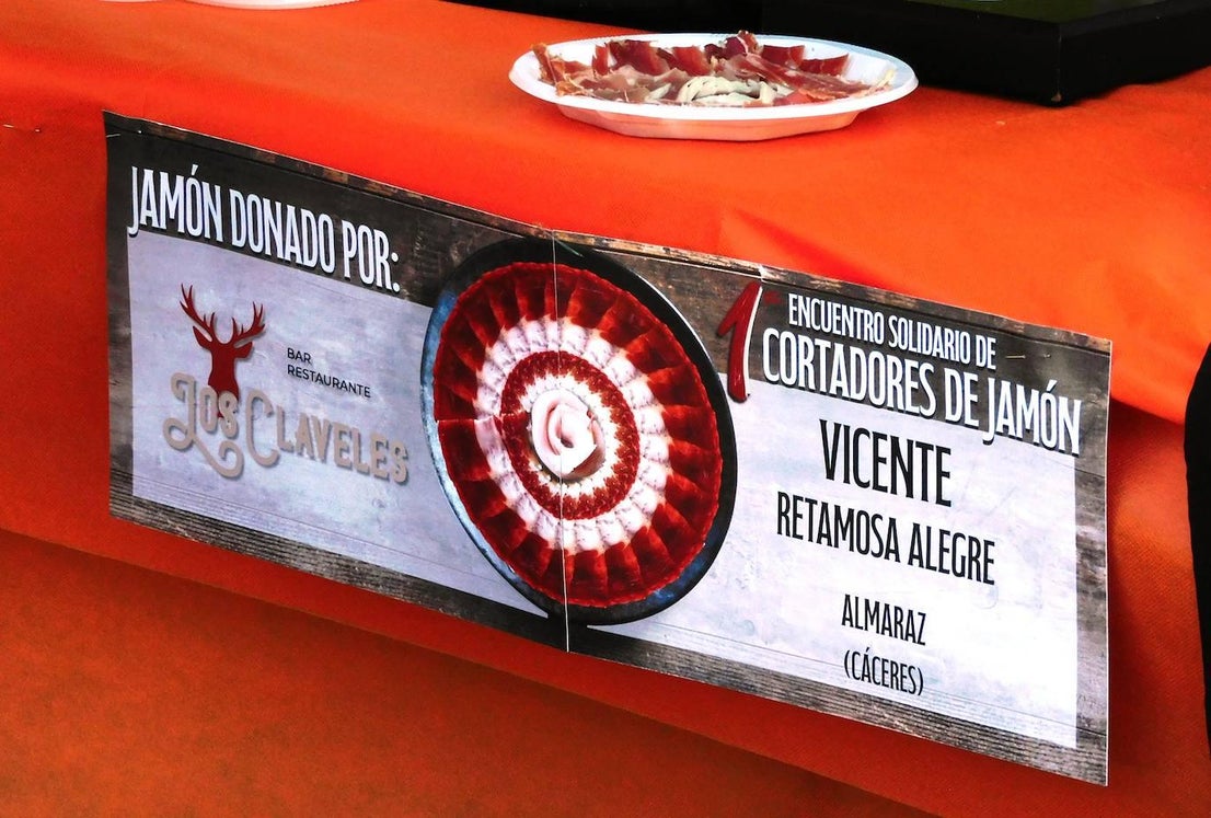Gran acogida del encuentro de cortadores de jamón solidario