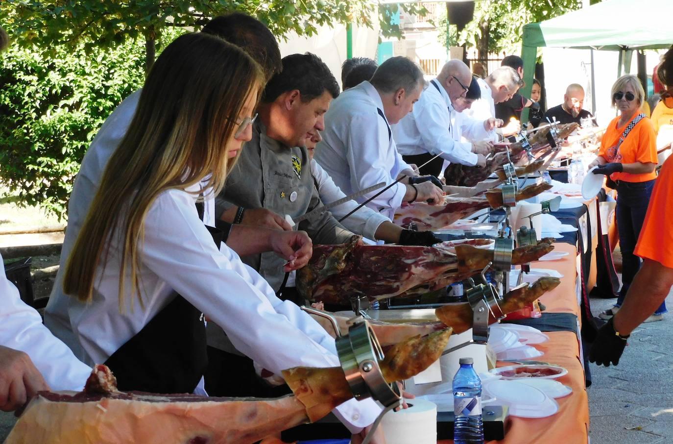 Gran acogida del encuentro de cortadores de jamón solidario