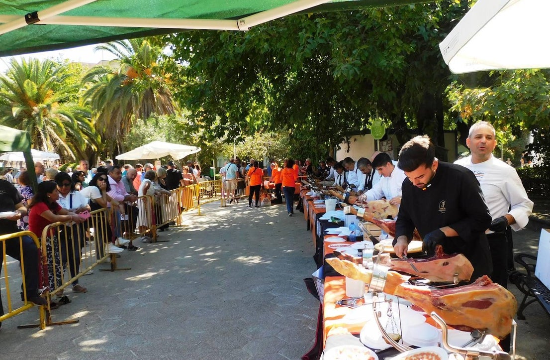 Gran acogida del encuentro de cortadores de jamón solidario