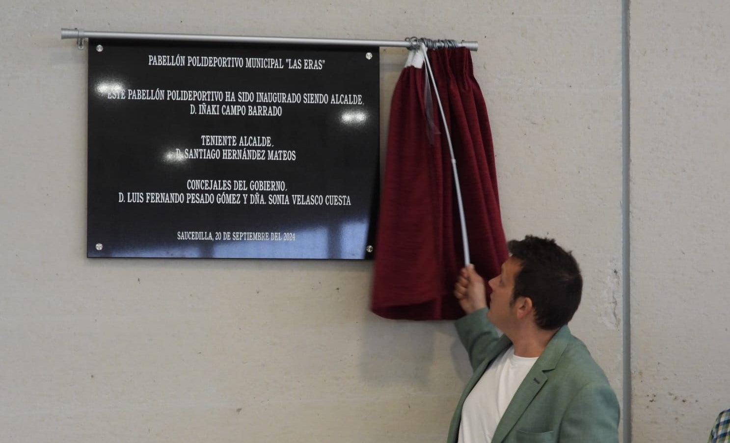 El alcalde, Iñaki Campo, descubriendo la placa conmemorativa