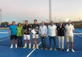 Autoridades municipales y tenistas tras la entrega de trofeos