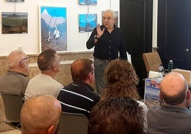 Charla de Carlos Elías Becerra en la noche del martes