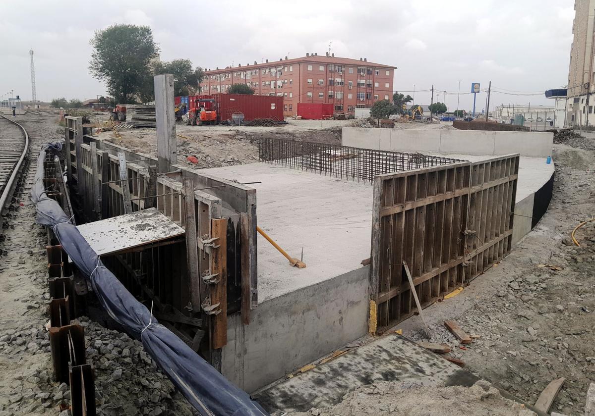 Obra del paso subterráneo en las traseras del hotel Moya