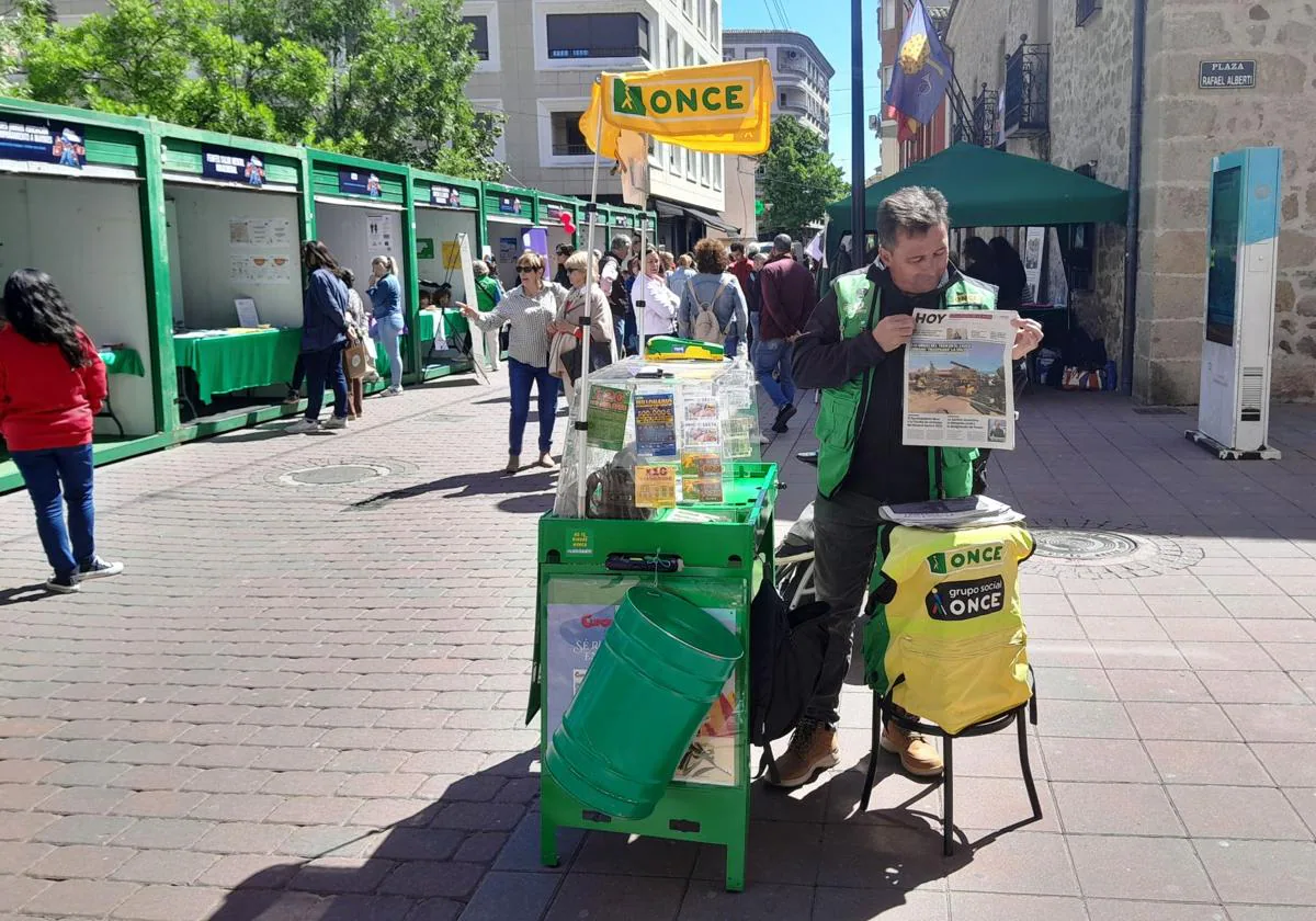 Presencia de HOY Navalmoral en la zona peatonal