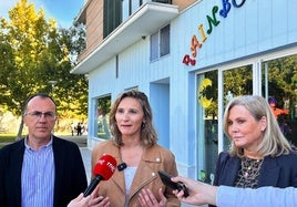 El alcalde con Paloma Martín y Teresa Tortonda