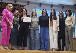 Las docentes del instituto al recibir el galardón