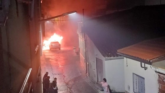 Un vehículo sale ardiendo en la calle Murillo, en el Cerro