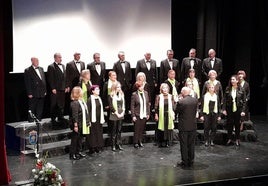 La coral Amigos de la Música sobre el escenario del Teatro del Mercado