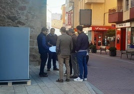 Reunión sobre el terreno para planificar la instalación de los esperados toldos