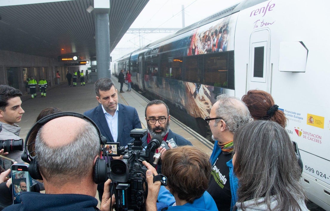 El tren turístico de los Ibores hace parada en Navalmoral