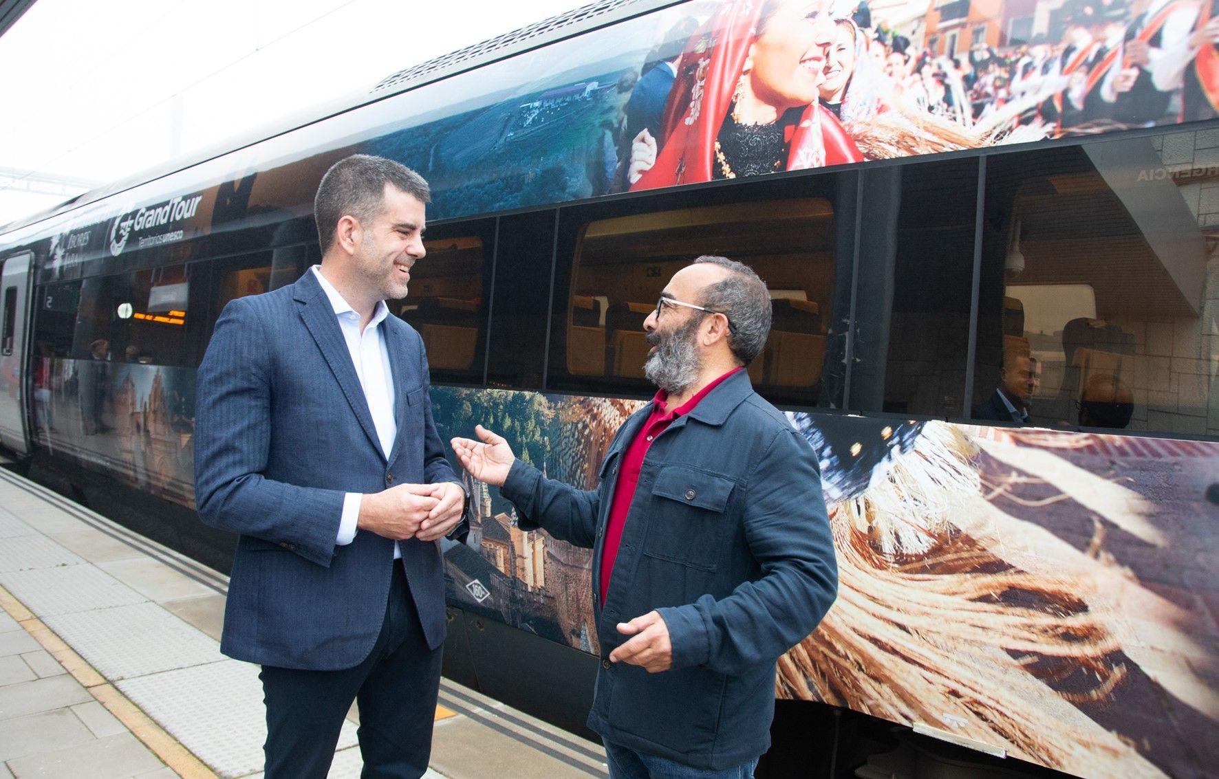 El tren turístico de los Ibores hace parada en Navalmoral