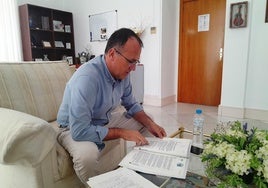 Enrique Hueso en el despacho de la alcaldía