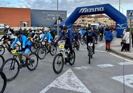 Los aficionados con el castillo de Belvís de Monroy al fondo